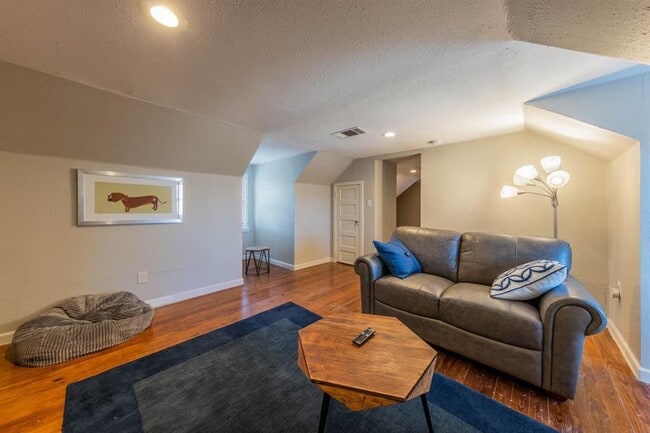 Building Photo - 1212 N Main St