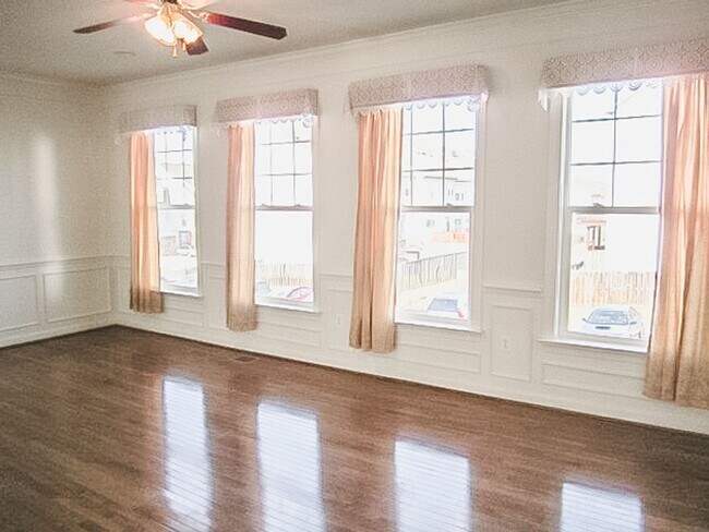 Building Photo - Beautiful 3 Bed 3.5 Bath Interior Townhome...