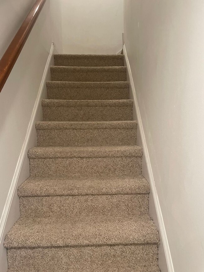 Building Photo - 2 BR 2.5 Bath Townhome