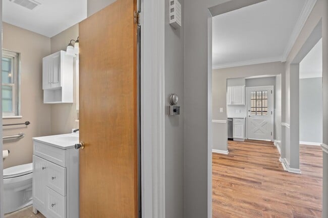 Building Photo - Delhi Township- Cute Single Family 4 bed, ...