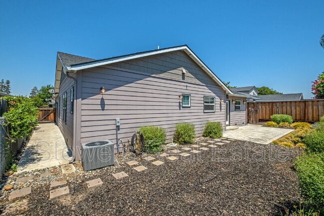 Building Photo - 823 Mohawk Dr