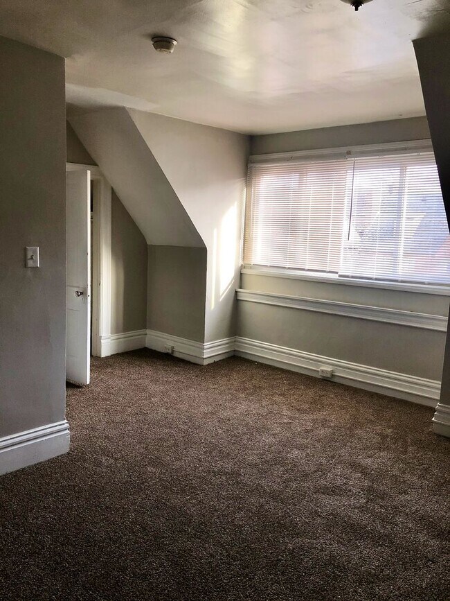 Building Photo - *** Amazing Shadyside Apartment * Walk to everything * Pet Friendly * Duplex Style Apartment * Lu...