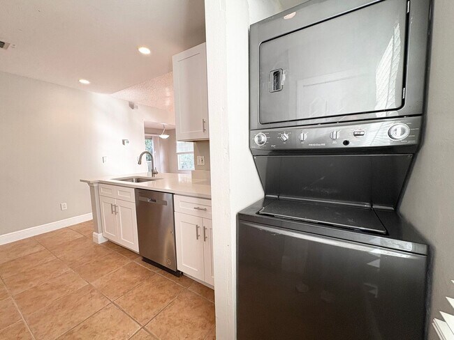 Building Photo - 690 Roaring Dr