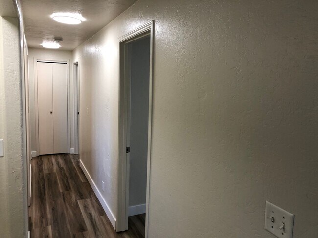 Building Photo - Updated 2 bedroom, 2 bathroom duplex in Sp...