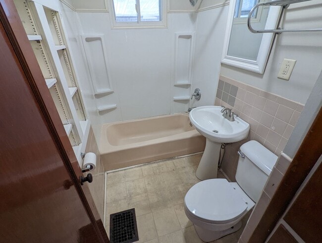 Building Photo - 3 Bedroom 1 Bathroom Single Family Home, West Columbus