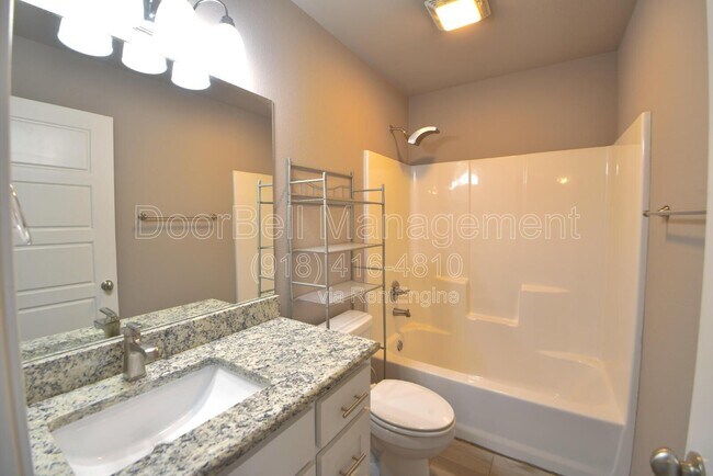 Building Photo - 512 S Haynie St