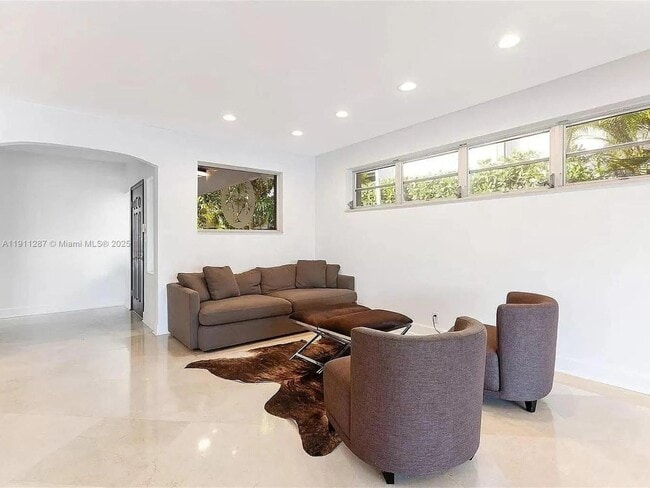 Building Photo - 565 N Shore Dr