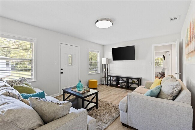 Building Photo - 2425 Bruce Ln