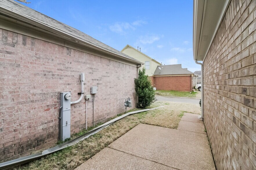 Building Photo - 1254 Carlton Ridge Dr