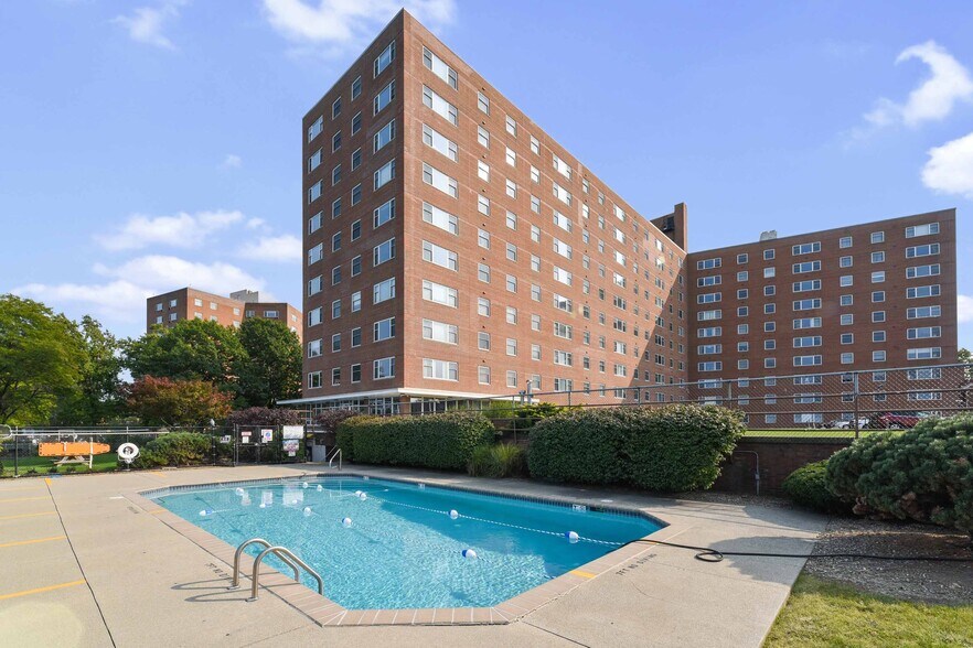 Building Photo - 11850 Edgewater Dr