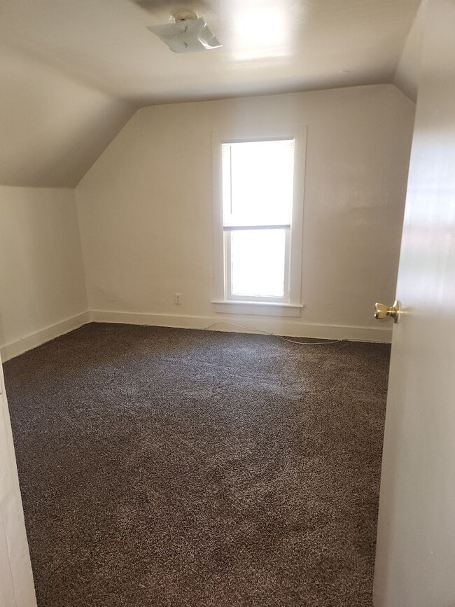Building Photo - 3 BR near University of Saint Francis