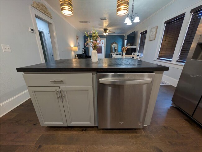 Building Photo - 771 14th Ave S