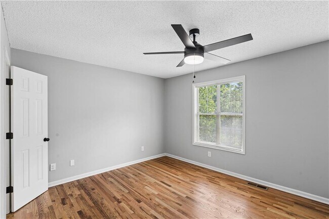 Building Photo - 5200 Laurel Bridge Dr SE