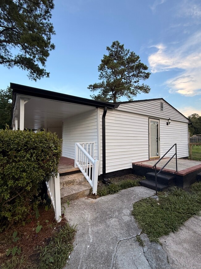Building Photo - 121 Camellia Dr