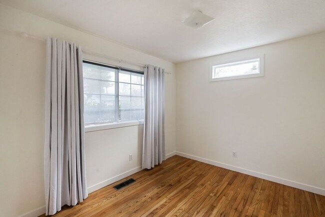 Building Photo - 8715 N Washburne Ave