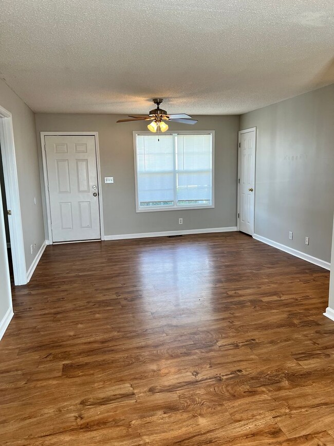 Building Photo - Charming ranch home.