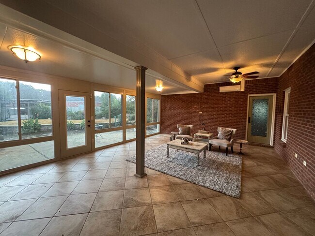 Building Photo - 416 Towne Lake Dr
