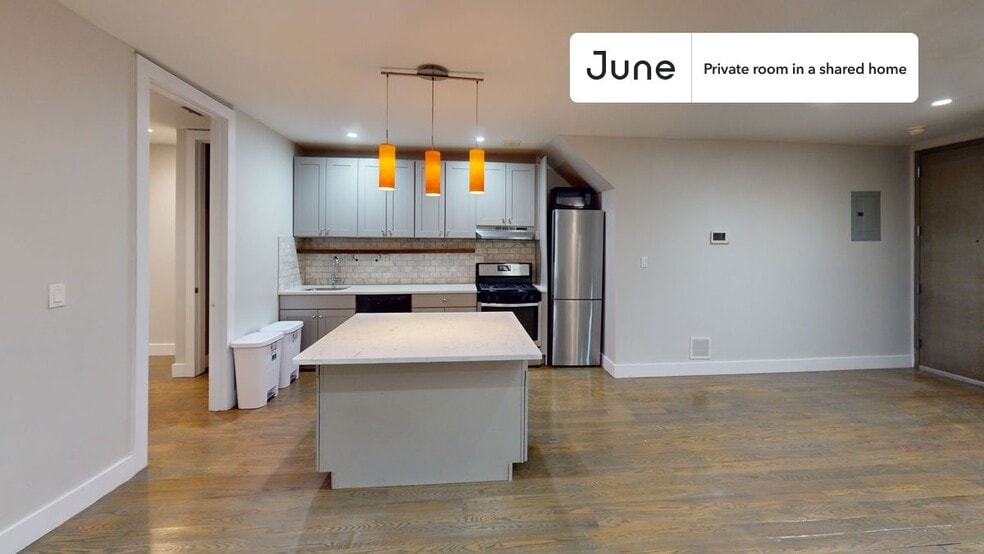 Building Photo - Room in Shared 3 bed/3 bath home