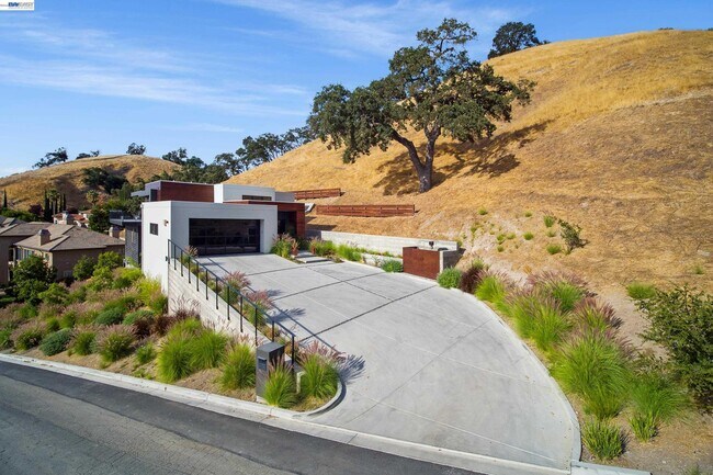 Building Photo - 297 Las Quebradas