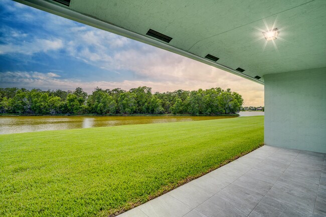 Building Photo - 388 SW Vista Lake Dr