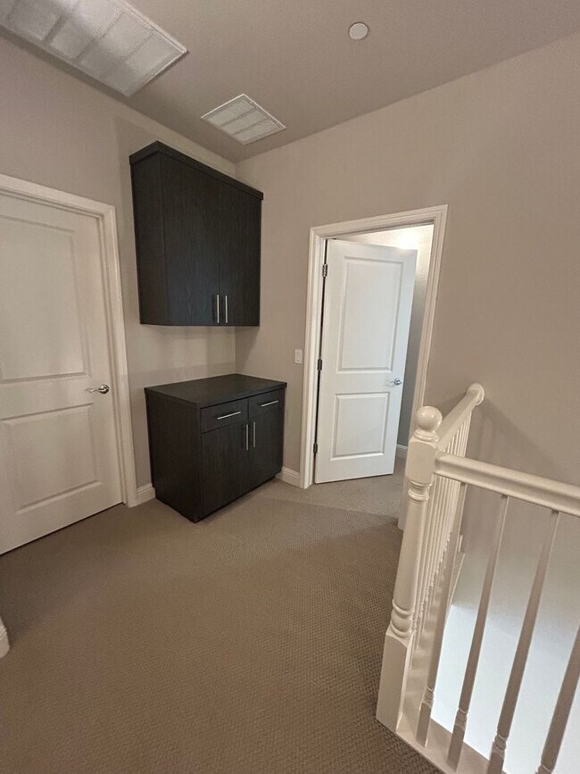 Building Photo - Like New