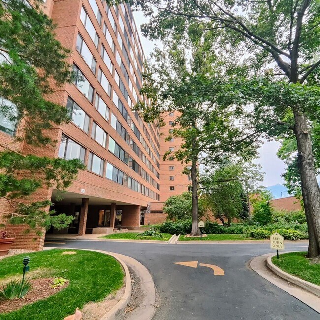 Building Photo - Horizon West Condo for Rent with South-side Views of the Flatiron Mtns