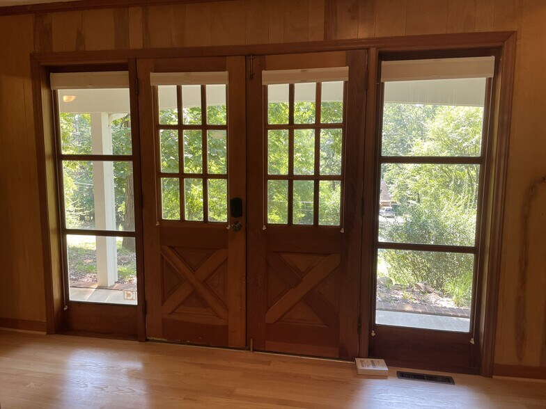 Front Entryway - 2117 N Lakeshore Dr