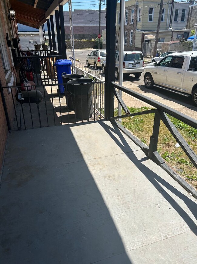 Building Photo - Germantown 2BR w/porch and yard