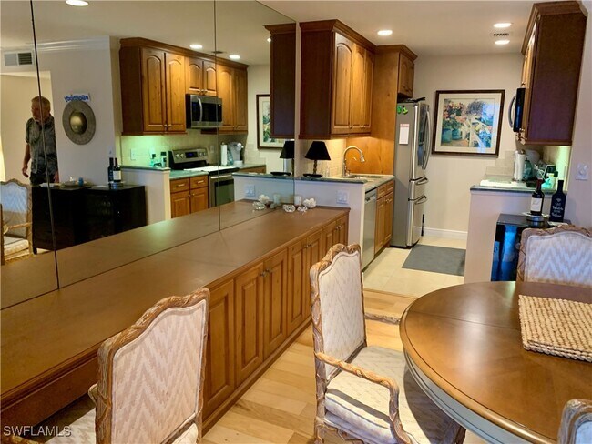 Building Photo - 333 Harbour Dr