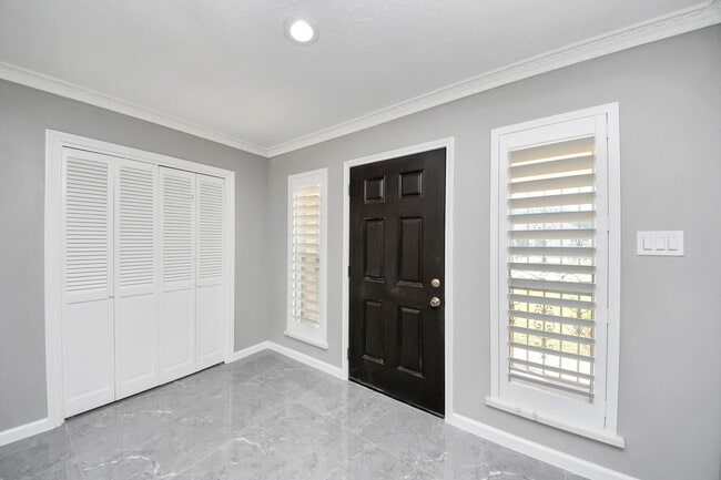 Building Photo - 9222 Sharpview Dr