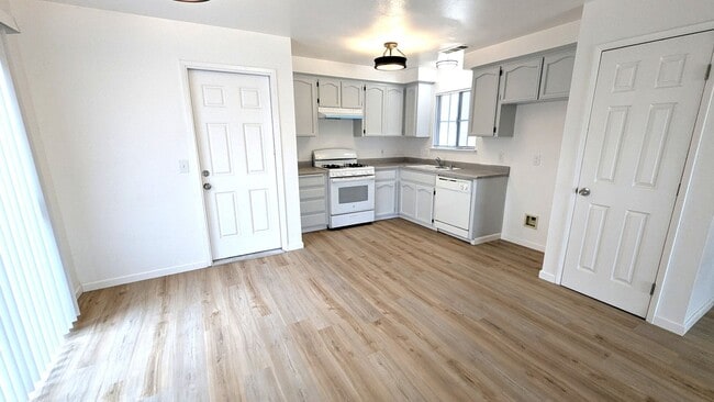 Building Photo - Sizeable 4 Bedroom 2 Bath Home on large co...