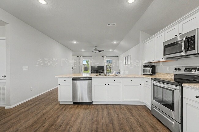 Building Photo - 946 E Sparrow Cir