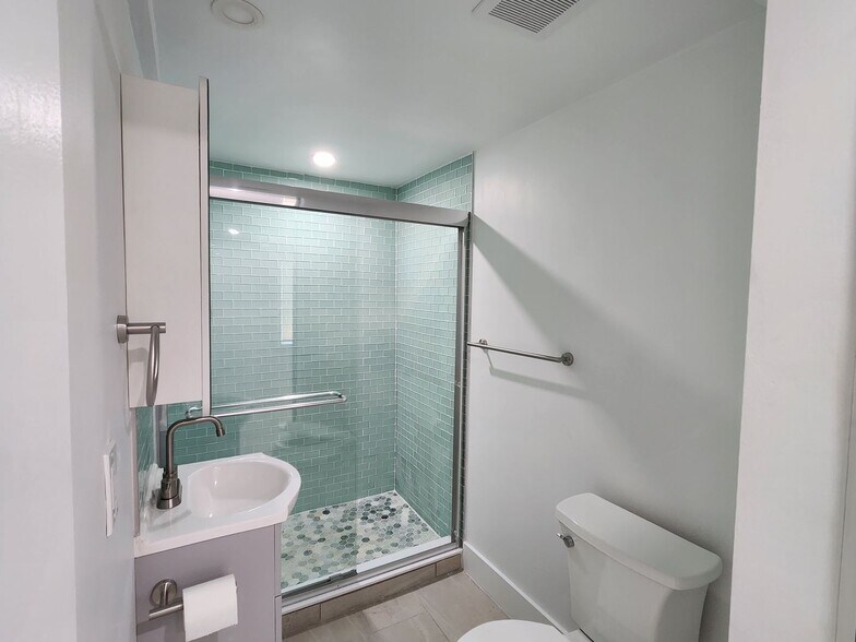 Building Photo - Coastal Charm Awaits in Bonita Springs