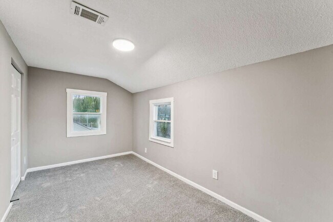 Building Photo - Beautifully renovated 5-bedroom, 2 full bath home ready for move-in!  1st month's rent is FREE!*