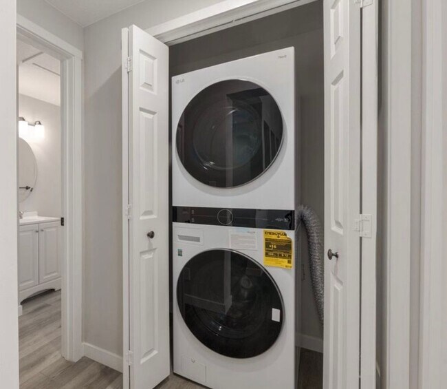 Building Photo - Springtree Gardens Condo