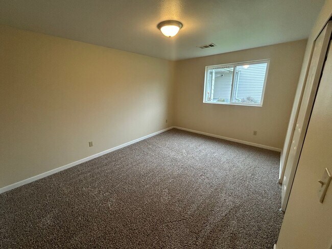 Building Photo - Two Bedroom One Bathroom Duplex For Rent in Bellingham