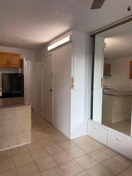 Building Photo - 2509 Ala Wai Blvd