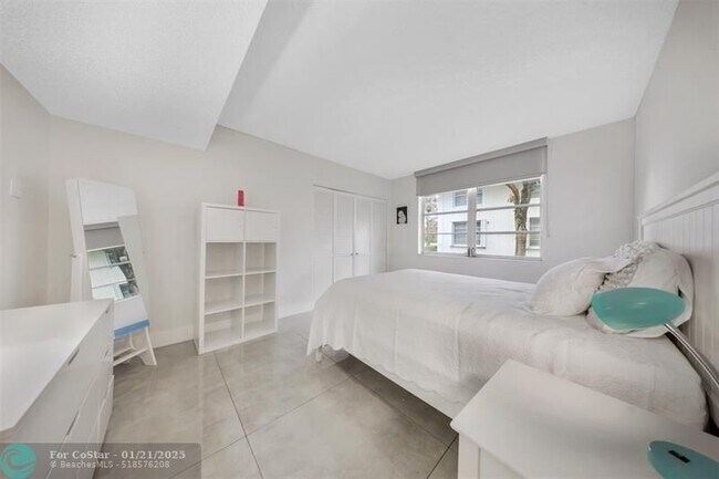 Building Photo - 4011 N Cypress Dr