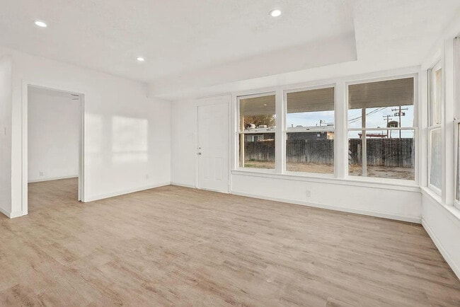 Building Photo - 13057 Davenport St
