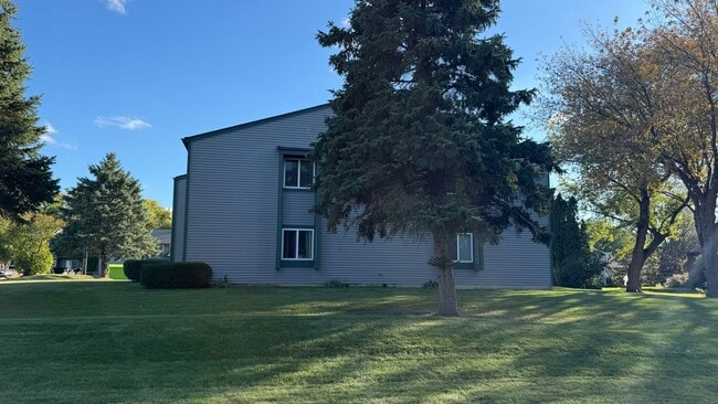 Building Photo - Lower 2-Bedroom | Heat Included & Fully Renovated