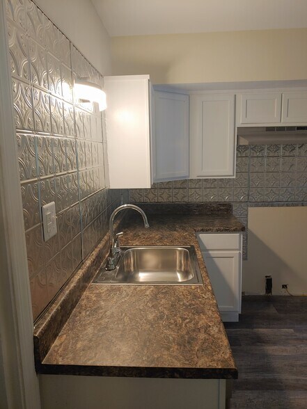 Building Photo - 613 Garfield Ave