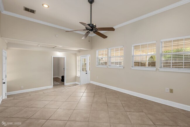 Building Photo - Updated 4-Bed 2-Bath home for lease | Sout...