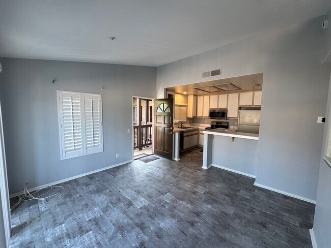 Building Photo - Bright & Spacious 1 Bedroom Apartment in T...