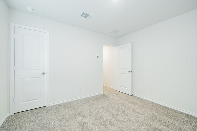 Building Photo - 2126 Thornton Dr