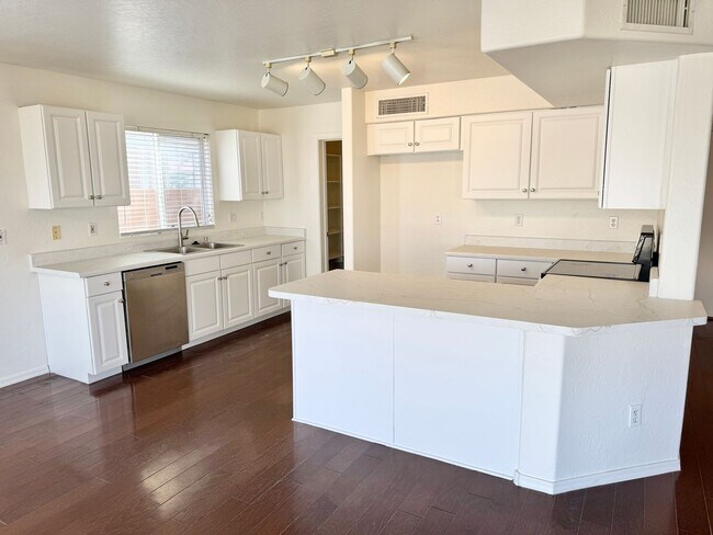 Building Photo - 4 Bedroom 3 Bathroom Home in Surprise! Has Loft & Additional Office/Den!