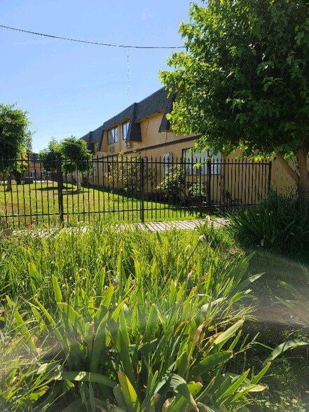 Building Photo - 1705 Gordon Rd