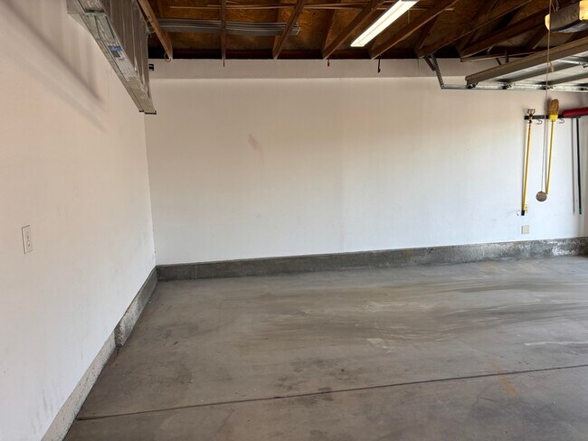 Building Photo - 76915 Turendot St