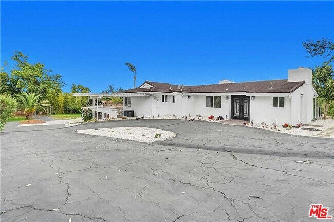 Building Photo - 222 El Cielo Ln