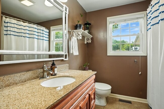 Building Photo - 864 Greenwood Rd