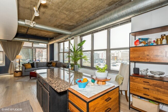 Building Photo - 933 W Van Buren St